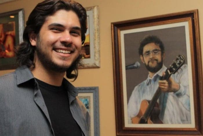 Filho adotivo de cantor famoso expulsa a tia e a avó de casa por causa de herança