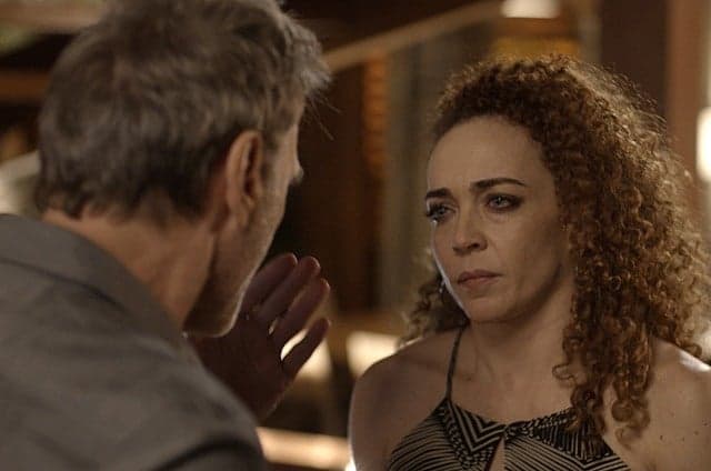 "Rock Story": Após ser desmascarada, Laila desiste de Gordo e vai embora