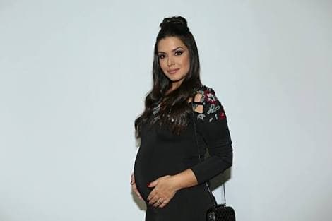 Thais Fersoza publica foto de biquíni e declara: "Desejando tudo nessa foto"