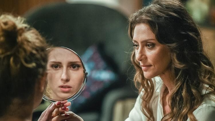 Joyce maquia Ivana mostra o resultado em "A Força do Querer". (Foto: Mauricio Fidalgo/TV Globo)