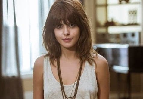 Aos 19 anos, Julia Dalavia vira queridinha na Globo e emenda trabalhos na casa