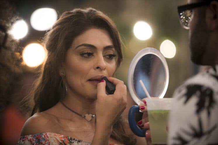 Em tom humorado, funcionários da Globo brincam que vão perder o emprego por atitude de Juliana Paes