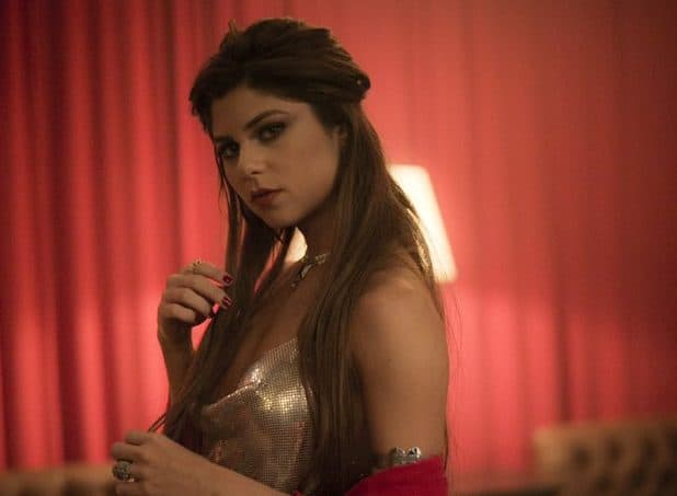 Julianne Trevisol publica foto chupando parte do corpo e causa na internet
