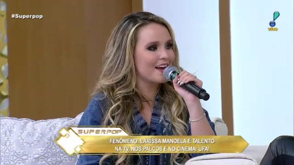 Larissa Manoela ousa ao usar roupa transparente