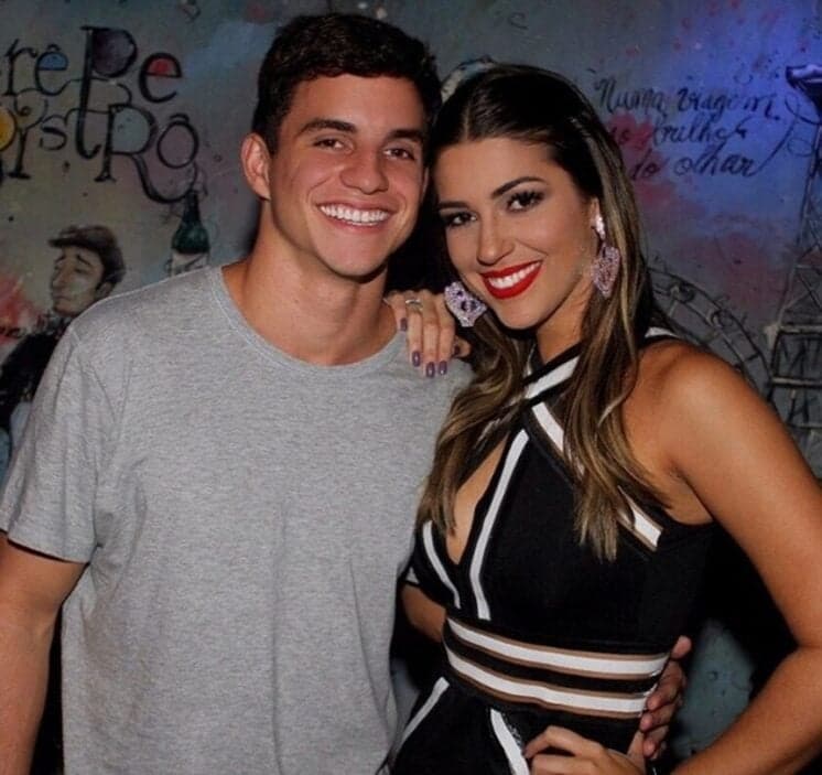 Ex-BBB Vivian é vista em clima de romance com Manoel em local público