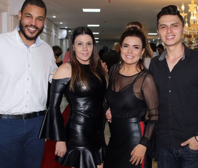 Mara Maravilha publica foto e brinca com semelhança com Simony