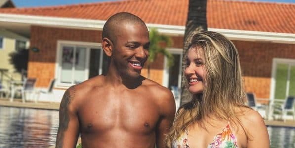 Nego do Borel surge de sunga ao lado de sua namorada e para a web
