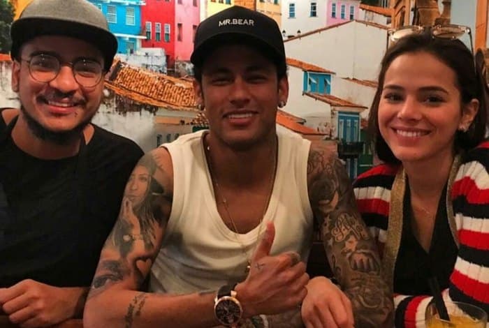 Muito simpáticos, Bruna Marquezine e Neymar atendem fãs em restaurante da Espanha