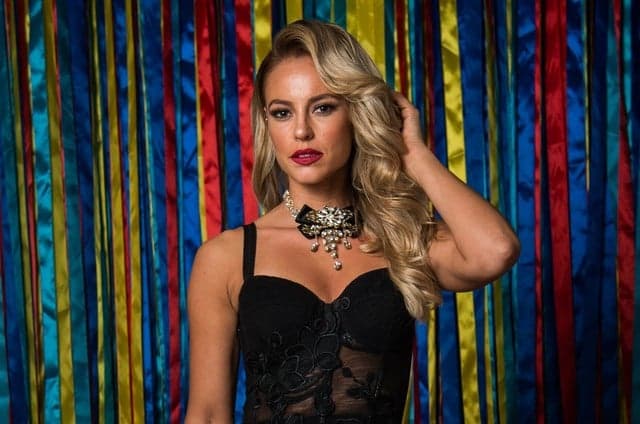 Paolla Oliveira publica ensaio na internet e arranca suspiros de seguidores