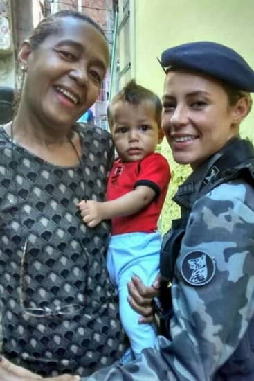 Simplicidade de Paolla Oliveira encanta fãs durante gravação em comunidade
