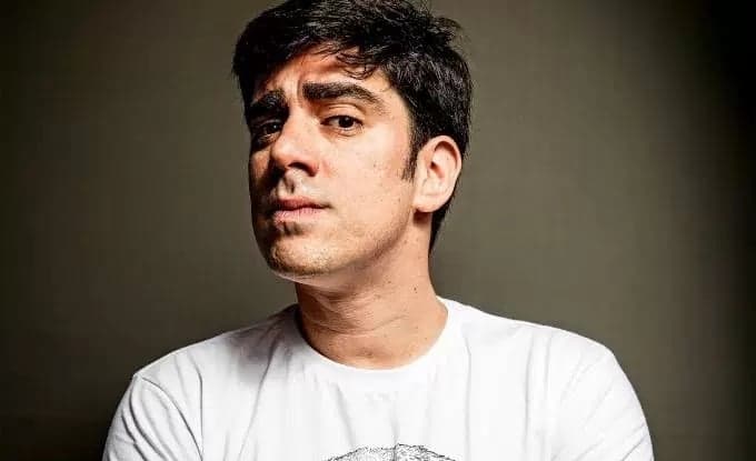 Mais magro, Marcelo Adnet faz caminhada com namorada em lagoa