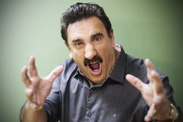 Ratinho aparece com bigodão e magrinho em foto antiga de casamento