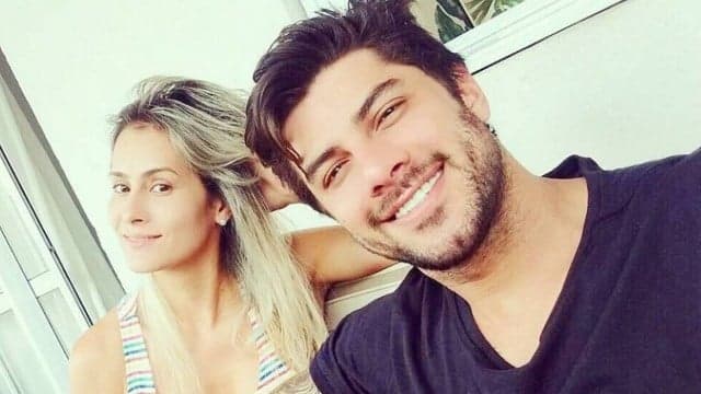 Rival de Ana Paula, ex-BBB Renan troca lente dos dentes por R$ 50 mil