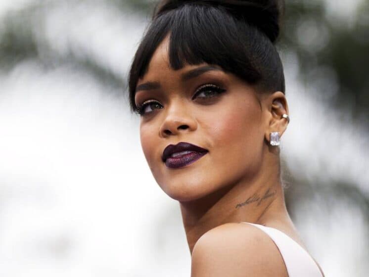 Rihanna aparece gordinha em foto e levanta suspeitas