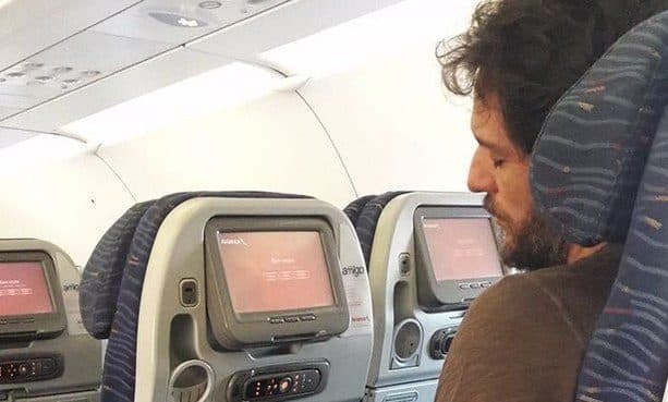 Rodrigo Lombardi é flagrado dormindo em avião