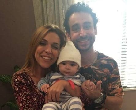Na reta final de "Rock Story", Romildo assume filho e fica com Marisa
