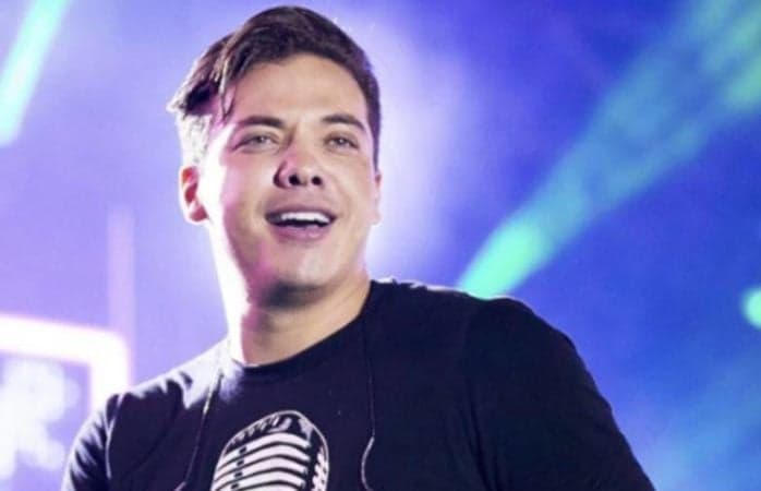 Wesley Safadão apresenta primo gato e cantor em seu show