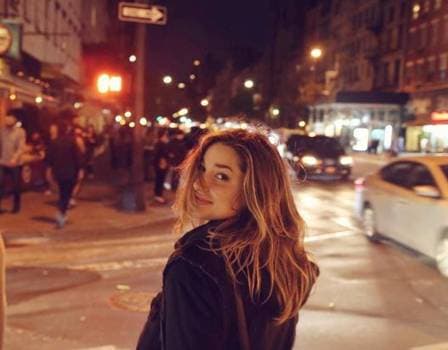 Morando nos Estados Unidos, Sasha dispensa carro, anda a pé e racha aluguel de apartamento com amiga
