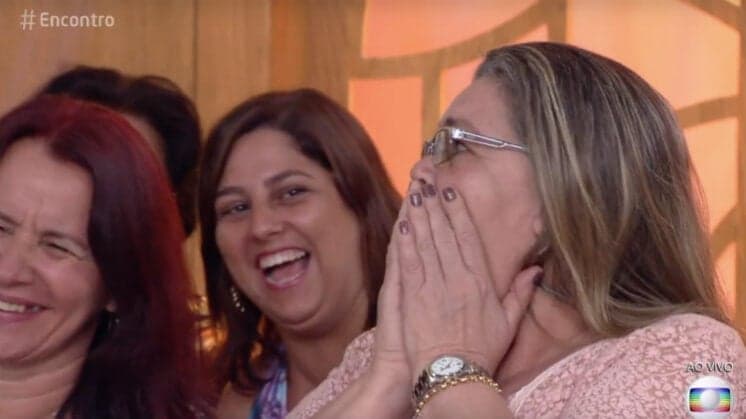 No "Encontro", cantor anuncia convidado e deixa moça da plateia em choque