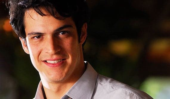 Mateus Solano renova contrato com a Globo