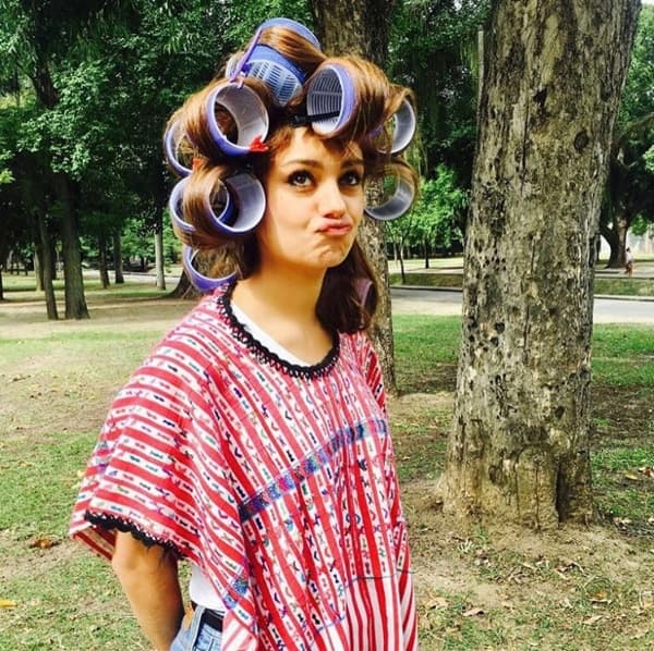 Sophie Charlotte surge de bobes em foto e é comparada com Dona Florinda