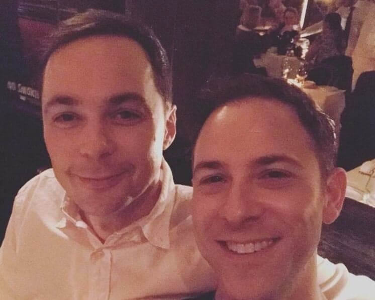 Ator de "The Big Bang Theory" se casa com parceiro de longa data