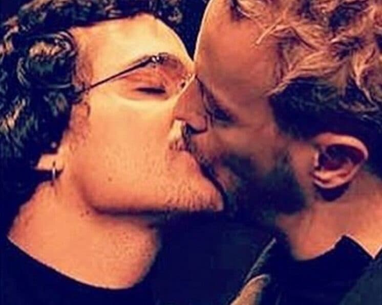 Ator posta foto de beijo na boca em Wagner Moura para protesto