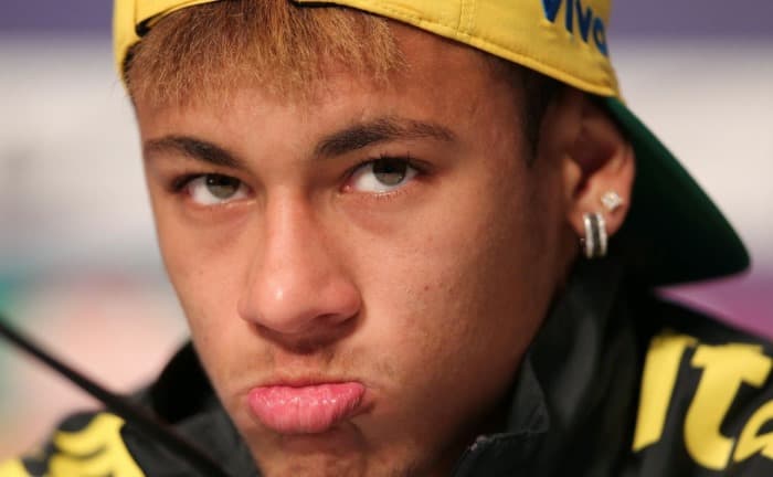 Estudante nega que tenha ficado com Neymar após flagra: "Nem beijo rolou"