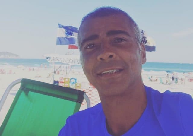Romário é flagrado com morena misterosa na praia