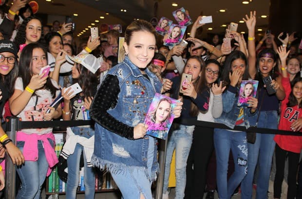 Larissa Manoela lança segundo livro com a companhia de Thomaz Costa