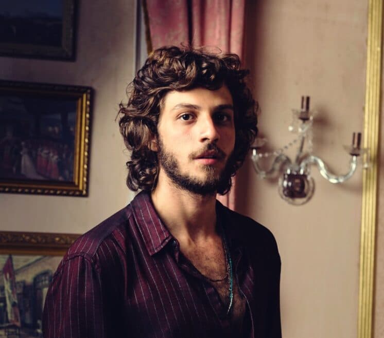 Chay Suede exibe parte do corpo sarado ao lado de namorada e ganha comentários