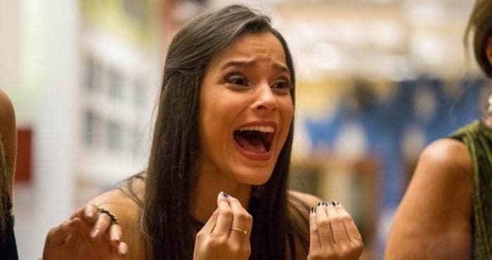 Ao lado de ator, Emilly aparece vestida de noiva: "casamos"