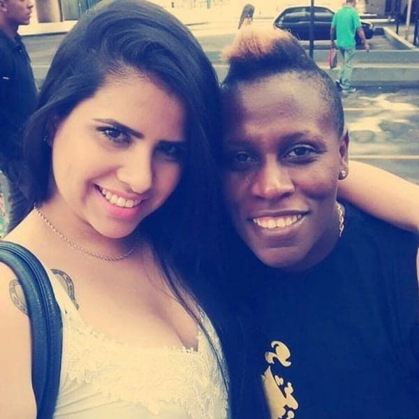 Neném posta foto do barrigão de seis meses ao lado da esposa