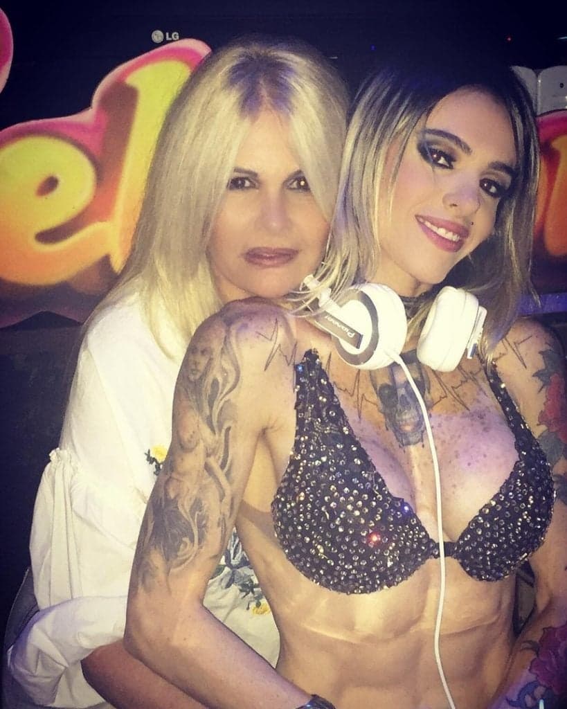 Cacá Werneck posa em banheira com Monique Evans e se declara