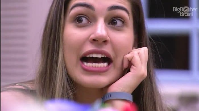 Ex-BBB Vivian choca fãs ao dizer que fez xixi dentro do elevador