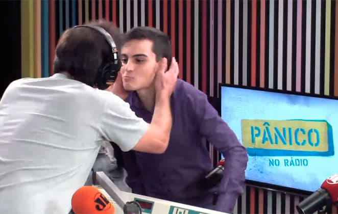 Dudu Camargo dá selinho em Emílio Surita em programa