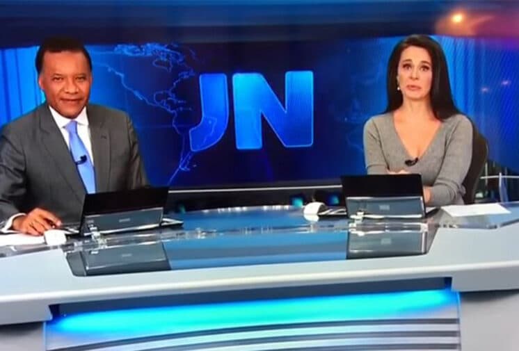 Carla Vilhena erra data no "Jornal Nacional" e comenta: "fiz a louca"