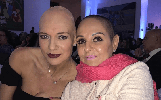 Apresentadora se emociona com amiga que raspou o cabelo em sua homenagem
