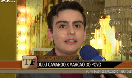 Dudu Camargo vai a programa da RedeTV! e pergunta se pode ficar pelado: "Aqui posso tirar tudo, né?”
