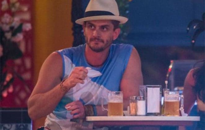 Marcos vende abadá e mala do "BBB 17" por quase R$ 10 mil