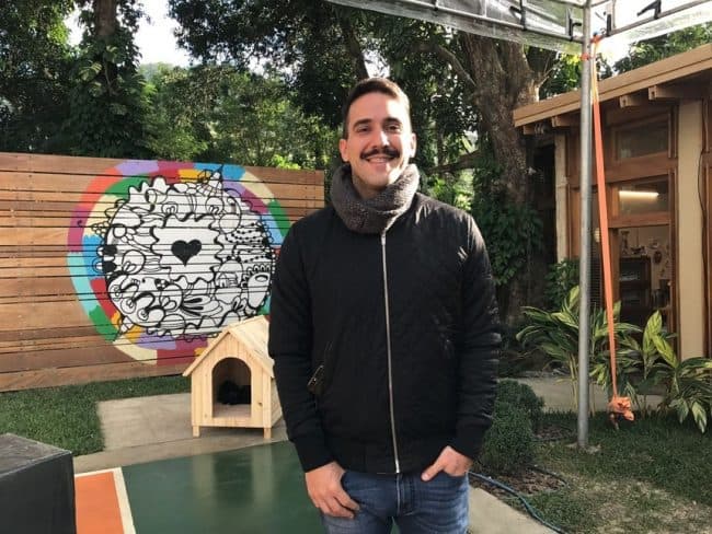 André Marques, após virar piada, explica visual com bigode