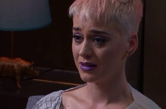 Katy Perry, aos prantos, conta que já pensou em suicídio: "Tenho vergonha de ter pensado isso”