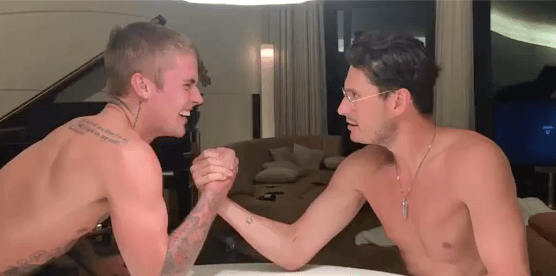 Sem roupa? Justin Bieber exibe corpão em brincadeira com amigo