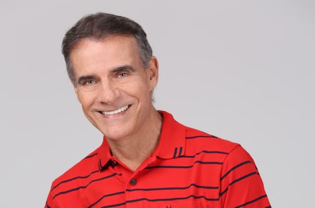 De volta à TV, Mário Gomes fala sobre venda de sanduíches na praia