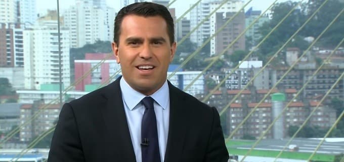 Ao vivo, jornalista comete gafe ao ler comentário negativo sobre a Globo