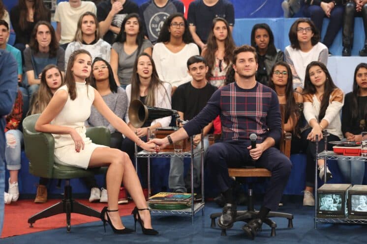 Camila Queiroz e Klebber Toledo se elogiam em programa da Globo
