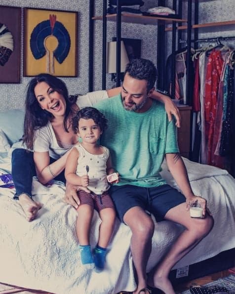 Carolina Ferraz surge em foto rara com o marido e filha caçula