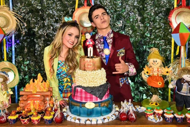 Em festa, Thomaz Costa e Larissa Manoela protagonizam dança e agitam internet