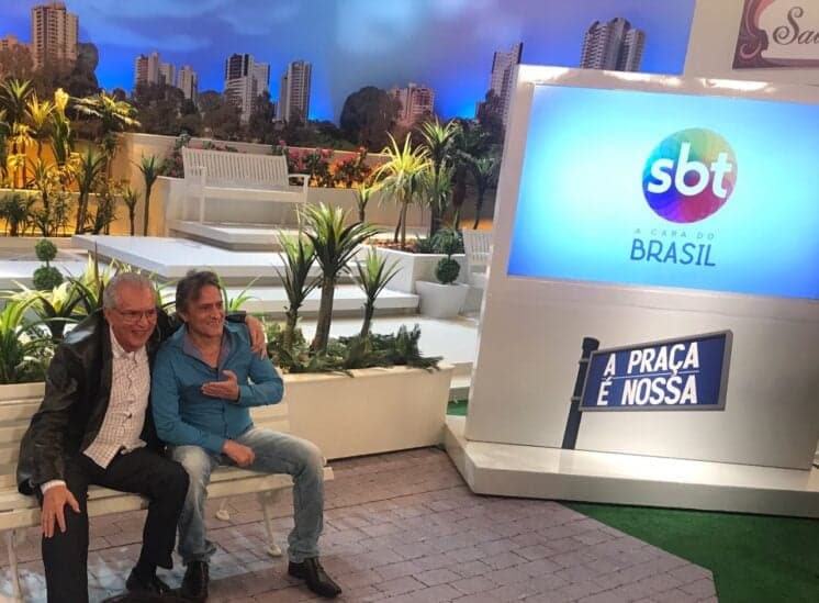"Humor na TV fechada é da cintura para baixo", dispara Carlos Alberto de Nóbrega na festa de 30 anos da "Praça é Nossa"