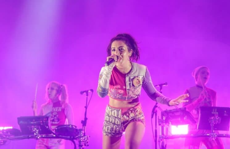 Charli XCX e Karol Conka levam 15 mil pessoas a festival de música em SP